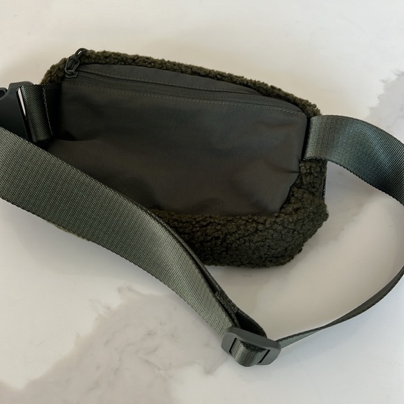 Olive green textured waste bag / fanny pack. - Picture 4 of 5